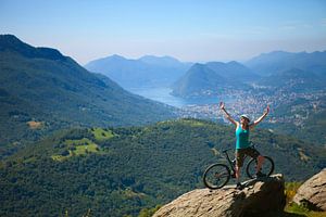 Mountainbiker im Tessin, Schweiz