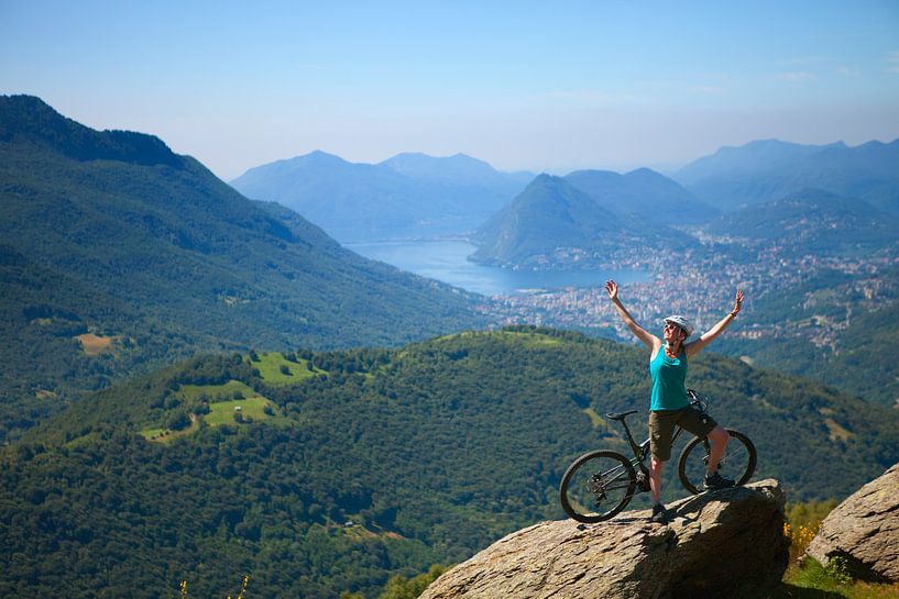 Mountainbiker im Tessin, Schweiz von Menno Boermans