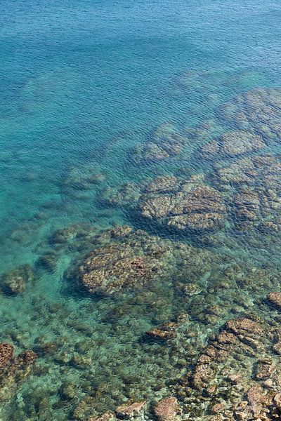 Wasser und Felsen an der Mittelmeerküste von Adriana Mueller