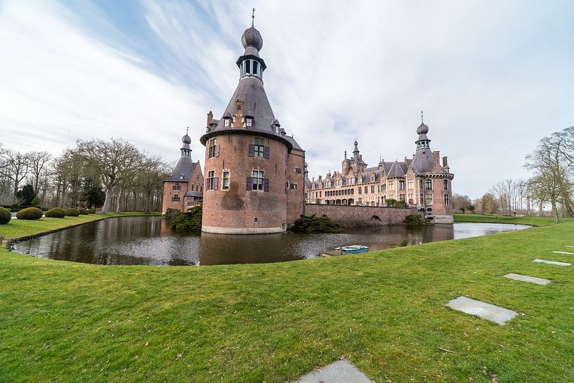 Par un jour nuageux, près d'un beau et grand château. par Marcel Derweduwen