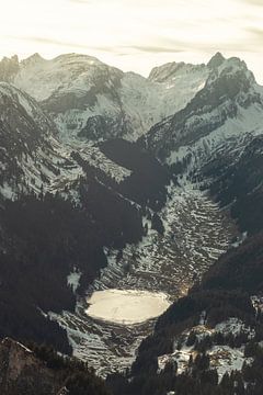 Bevroren meer Sämtis in het dal van het Alpsteinmassief van Besa Art