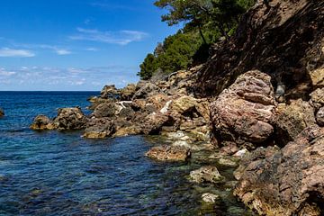 Kust bij de baai Cala Tuent op het Baleareneiland Mallorca van Reiner Conrad