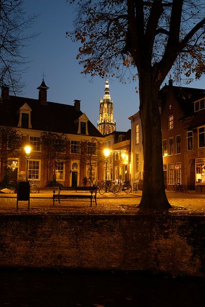 De OLVrouwetoren, Amersfoort, in het blauwe uurtje von Cees Laarman