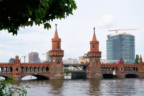 De Oberbaumbrücke over de rivier de Spree in Berlijn