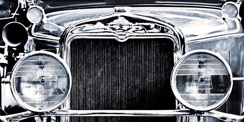 d'une voiture américaine de collection avec une calandre marquante et de grands phares monochrome par Werner Lehmann