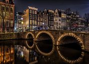 Amsterdamse gracht in de avond. van Mario Calma thumbnail