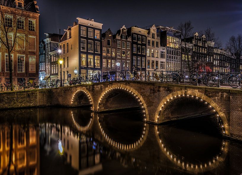Amsterdamse gracht in de avond. van Mario Calma