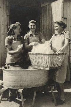 Wäscherinnen, 1943 von Currently Past