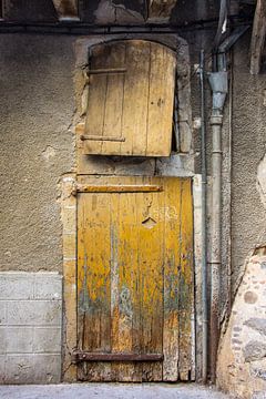 Oude gele rustieke deur en raam van Wil Wijnen
