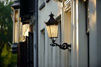 Lantaarn aan een gevel van een woning aan de Nieuwegracht in Utrecht