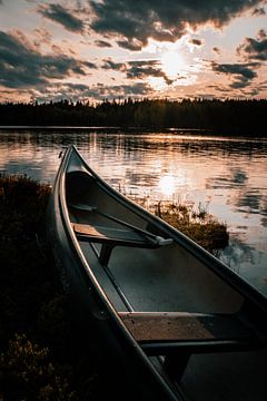 Zonsondergang tijdens een kanotocht op een Zweeds spiegel meer van Bart cocquart