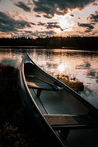 Sunset during a canoe trip on a Swedish mirror lake by Bart cocquart