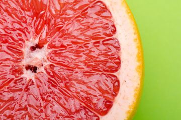 Grapefruithälfte auf grünem Grund von Alexander Baumann
