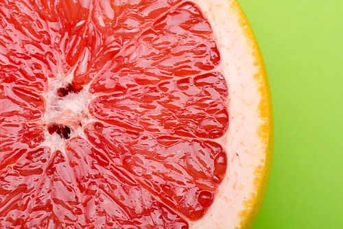 Demi-pamplemousse sur fond vert