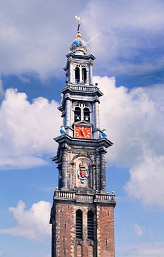 De iconische Amsterdam West Tower tegen een blauwe hemel