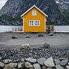Gelbes Haus in Sakrisøy auf den Lofoten, Norwegen von Sauerland-Fotos by Robin Deimel