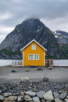 Geel huis in Sakrisøy op de Lofoten, Noorwegen