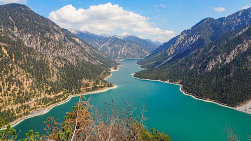 De Plansee in de buurt van Reutte met zijn turquoise gekleurde water en alpine bergachtergrond.