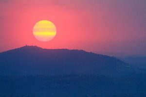 Zonsondergang achter de heuvels van Tana von Dennis van de Water