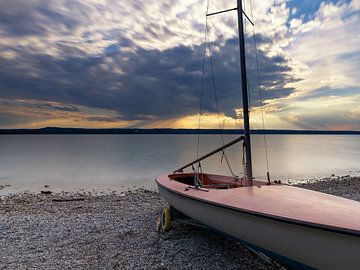 Een boot in de zonsondergang van Teresa Bauer