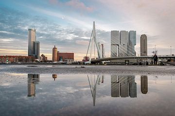 Skyline van Rotterdam weerspiegeld in water van Jolanda Aalbers
