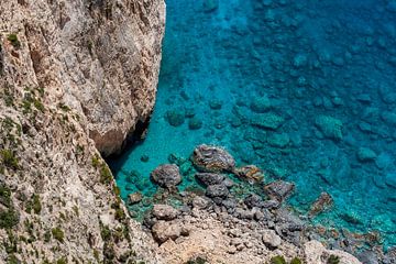 Uitzicht van bovenaf op de kristalheldere blauwe Middellandse Zee, Zakynthos