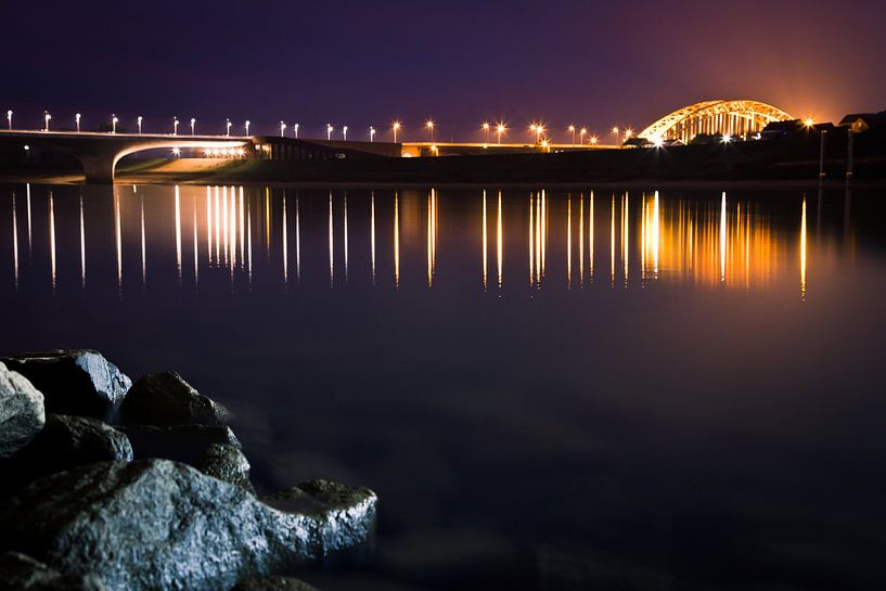 Waalbrug in de ochtend met zijn reflecties in de Spiegelwaal;  Waalbridge in the morning with its re von Robert van Grinsven