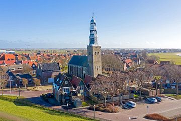 Luchtfoto van de kerk in Hindeloopen aan ht IJsselmeer in Friesland Nederland van Eye on You