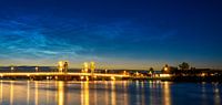 Stadsbrug over de IJssel in Kampen met lichtende nacht wolken van Sjoerd van der Wal Fotografie thumbnail