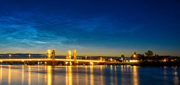 Stadsbrug über die IJssel in Kampen mit Nacht leuchtenden Wolken von Sjoerd van der Wal Fotografie