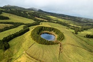 Versteckter blauer See in den Hügeln von Sete Cidades