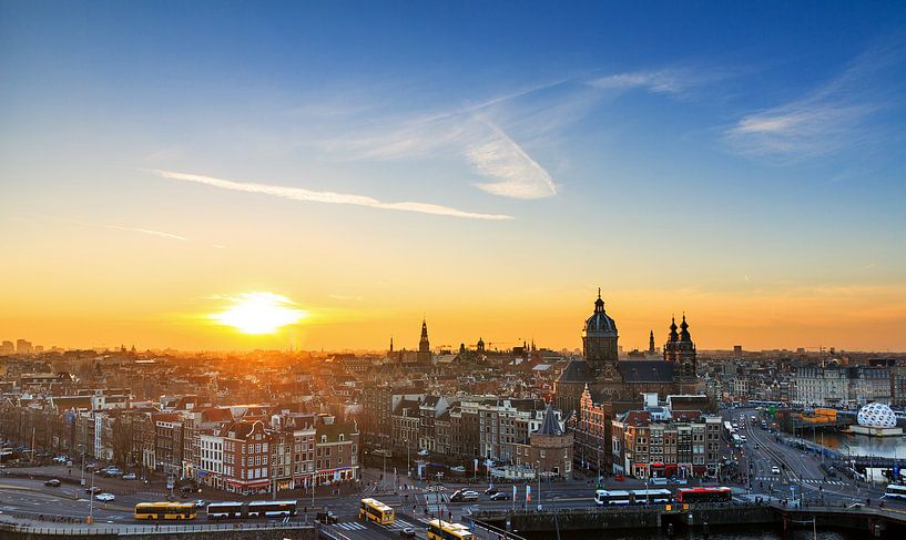 Amsterdam skyline zonsondergang van Dennis van de Water