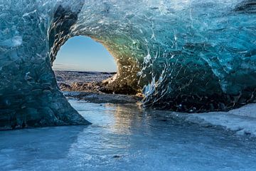 Zonsopkomst in een ijsgrot in IJsland van Henry Oude Egberink