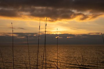 Magische Zonsondergang boven het IJsselmeer van Rik Brussel