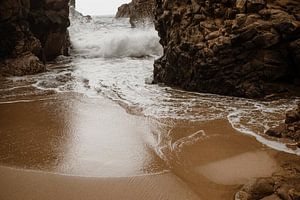 wild water - rotsachtig strand van Anne Verhees