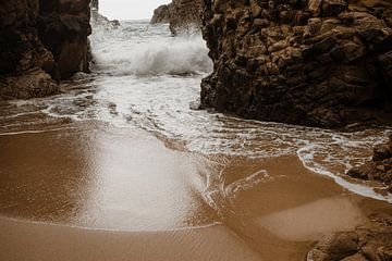 wild water - rotsachtig strand