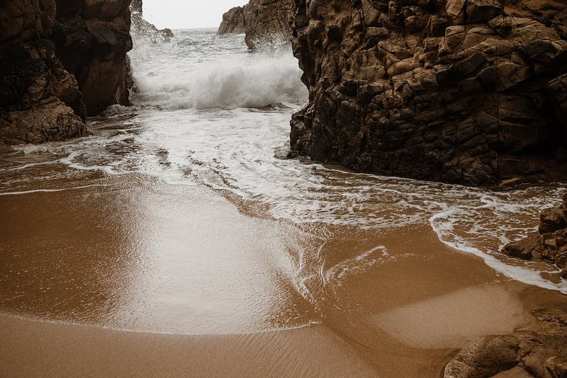 eau sauvage - rocky beach par Anne Verhees