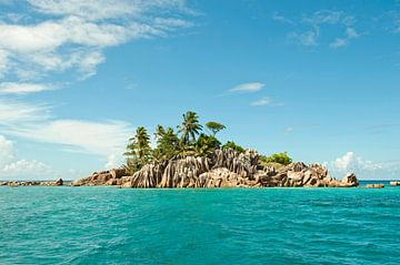 Prachtig onbewoond eiland in een azuurblauwe zee van Color Square