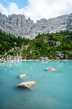 schroffe Felswand am Lago del Sorapiss mit seinem Türkisen Wasser von Leo Schindzielorz