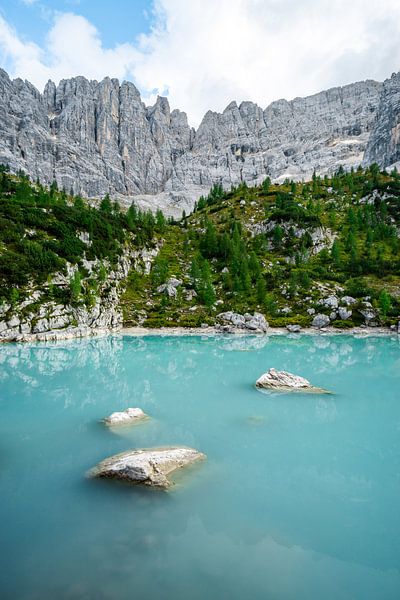ruige rotswand bij het Lago del Sorapiss met zijn turquoise water van Leo Schindzielorz