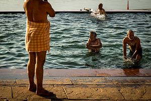 Bathing men in Pushkar, India by Paula Romein