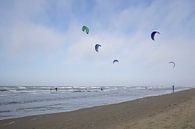 Kitesurfen in zee van Barbara Brolsma thumbnail