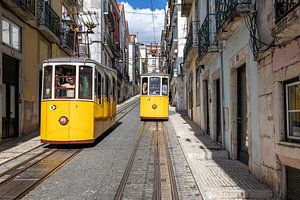 Deux vieux tramways jaunes à Lisbonne