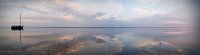 Trockenes Plattbodenboot in einer weiten Gezeitenlandschaft
