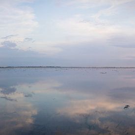 Bateau plat en milieu sec dans un vaste paysage de marée sur Hette van den Brink