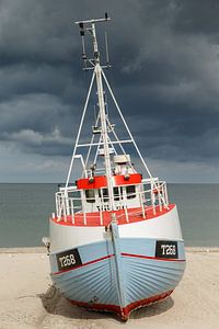 Bateaux de pêche danois sur la plage sur Menno Schaefer