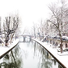 Winter in Utrecht. Sneeuw op de werven van de Oudegracht. van André Blom Fotografie Utrecht