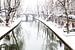 Winter in Utrecht. Sneeuw op de werven van de Oudegracht. van De Utrechtse Grachten