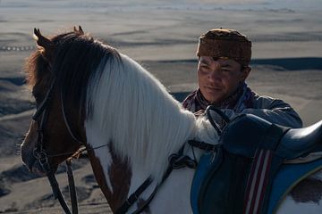 Portret van een paardrijder van het Tengger volk van Anges van der Logt