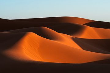 Vagues du désert du Sahara au coucher du soleil, Maroc